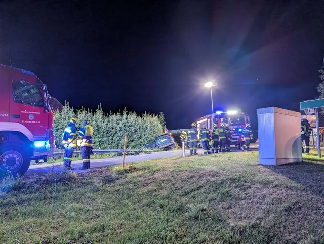 Die verunfallte Person soll unverletzt sein. | Foto: Freiwillige Feuerwehr Kraig