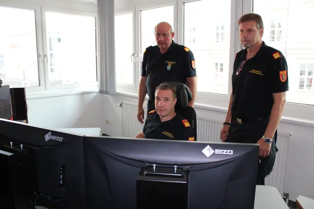 Bezirksfeuerwehrkommandant Karl-Heinz Greiner, Disponent Norbert Schmidtberger und Christian Pfeiffer in der Alarmzentrale. | Foto: Schauer