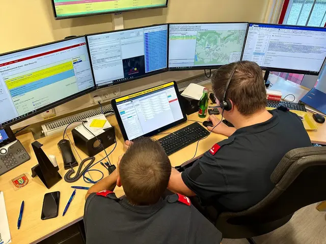 In der Bereichsalarmzentrale in Gmünd werden die Einsatz-Informationen gesammelt und weitergegeben. | Foto: Foto: FF Stadt Gmünd
