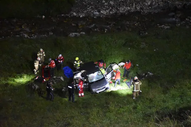 Bei zwei Verkehrsunfällen in Tux und auf der A12 bei Weer wurden mehrere Menschen verletzt. Zahlreiche Einsatzkräfte standen in der Nacht auf Sonntag im Einsatz. (Im Bild Tux) | Foto: zoom.tirol