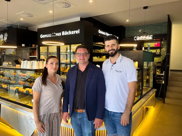 Karl-Heinz Koll gratulierten Donjeta und Durim Tanaj zur Neueröffnung. | Foto: Stadtmarketing Traun
