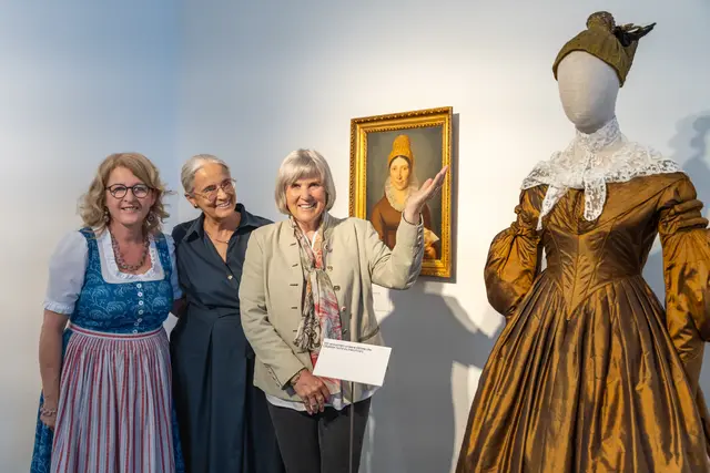 Von links: Christine Huber, Beatrix Cohausz (Obfrauen der Goldhaubenfrauen Oberösterreich und Salzburg) mit Elisabetz von Trapp. | Foto: a_kep