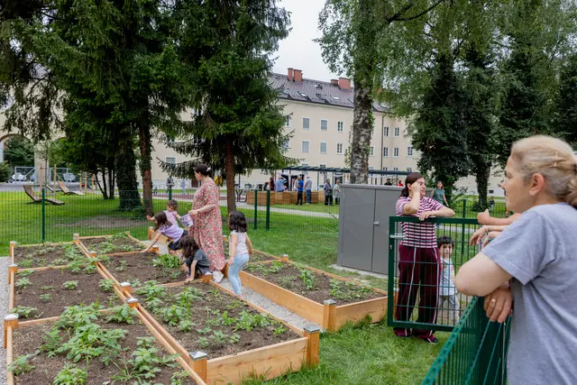 Neue Gemeinschaftsbeete für den Lehener Vierkant: 
Bewohnerinnen und Bewohner sowie Projektbeteiligte bei den neuen Gemeinschaftsbeeten im umgestalteten Innenhof des Lehener Vierkants.  | Foto: Stadt Salzburg/Wildbild
