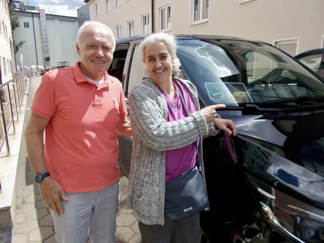 Barbara Zwicker mit Chauffeur Wolfgang. | Foto: Zwicker