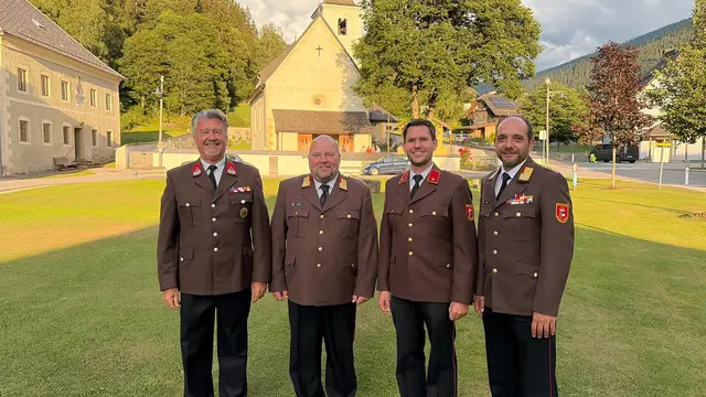 V. li.: Thomatals Bürgermeister Klaus Drießer, Ortsfeuerwehrkommandant Volker Mörtl, Ortsfeuerwehrkommandant-Stellvertreter Markus Drießler, Bezirksfeuerwehrkommandant Leonhard Ernst. | Foto: Feuerwehr Bezirk Lungau