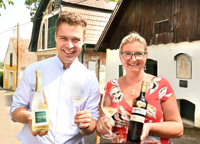 Winzer Thomas Honsig und Martha Holzschuh sorgten für die passende kulinarische Begleitung. | Foto: Herbert Schleich