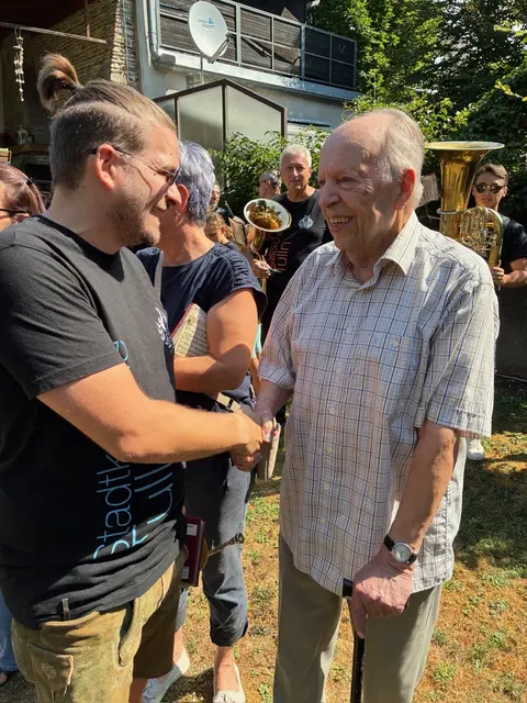 Kapellmeister Bernhard Fleißner gratuliert
 | Foto: Stadtkapelle Tulln