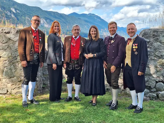 Klaus Brem (Obmann BMK Münster), Angela Friedle (Obmann-Stellvertreterin Blasmusikverband Tirol), Jubilar Heinrich Ledermair, Landesrätin Astrid Mair, Bezirksobmann Alexander Stumpf und Bezirkskapellmeister Gerhard Guggenbichler (v.l.) auf dem Schlossberg. | Foto: Musikbund Rattenberg/Mair