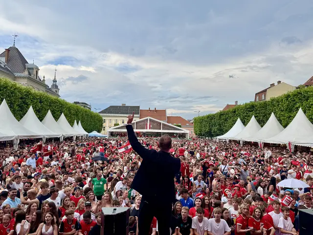 Beste Stimmung und zigtausende Menschen beim Public Viewing am Neuen Platz. | Foto: StadtKommunikation und Büro Bürgermeister