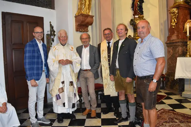 Pfarrer Helmut Schlacher mit Bürgermeister Christoph Zirngast (l.) sowie den Altbürgermeistern Johann Hammer (r.), Robert Dirnböck (2.v.r.), Georg Zöhrer, (3.v.l.) und Pfarrer Krystian Puszka. | Foto: Alle Fotos: Josefine Truschneg