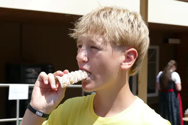 Philipp kostet einen friachen Schnurkrapfen | Foto: Foto: Putz