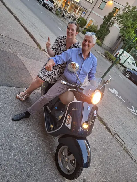 Mit dabei seit dem letzten Klassentreffen vor 10 Jahren  - Klassenvorstand Adi Lackner auf der Vespa - hier mit der stellvertretenden Botschafterin aus Shanghai - ebenfalls Maturantin der 5BHW 2006, Teresa Bauer aus Radenthein. | Foto: (c) hlwspittal Adolf Lackner / Richard Krämmer