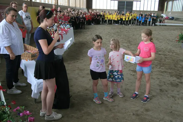 Chiara Wind mit den Glücksengerln Alina, Chiara und Linda | Foto: Gerhard Langmann
