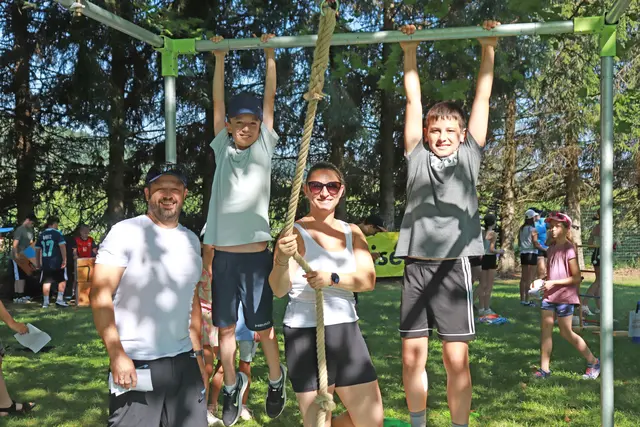 Stephan und Elisabeth vom neuen Verein Fit 4 Motion Jennersdorf mit Simon und Maximilian bei der Ninja-Station. | Foto: Sportunion