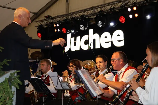 Die Grenzlandmusik Halbenrain holte den Herrn Bürgermeister Josef Steger auf die Bühne und ließen sich von ihm einen Marsch dirigieren. | Foto: Agnes Etzer