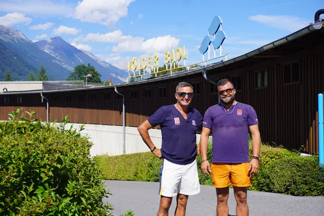 Helmut und Georg sorgen täglich dafür, dass man im Völser Badl entspannt schwimmen kann.  | Foto: AMG