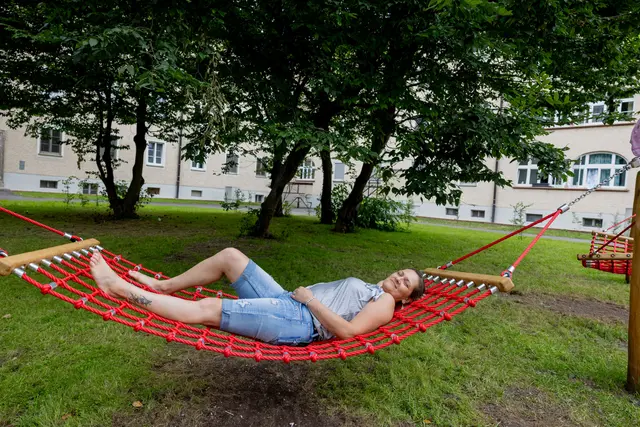 Bereits im Jahr 2025 hat die Stadt Salzburg im historischen Lehener Vierkant 28 neue Wohnungen im Dachgeschoß der Wohnanlage fertiggestellt und den Bewohnerinnen und Bewohnern übergeben. Ein Jahr später wurde nun auch der neu gestaltete Innenhof fertiggestellt. | Foto: Stadt Salzburg/Wildbild