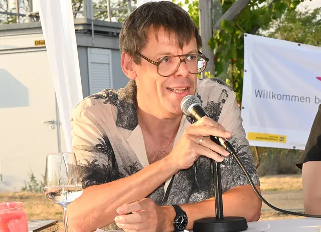 Markus Köhle begeisterte mit einer Mischung aus eigenen Texten und Werken verstorbener Weinviertler Literaten. | Foto: Herbert Schleich