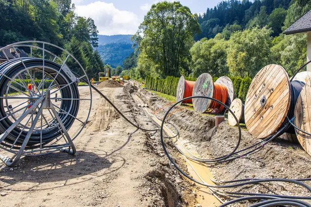 Für das neue Kraftwerk Hammer verlegt die Kelag derzeit eine rund zwei Kilometer lange Druckrohrleitung entlang der Packer Bundesstraße. Die Bauarbeiten bringen vorübergehende Verkehrseinschränkungen mit sich, sollen aber bis Jahresende abgeschlossen sein. Am Foto: Mitverlegen von Kabeln für die Stromversorgung und die Straßenbeleuchtung und Mitverlegen von Leerrohren für Glasfaserleitungen.  | Foto: Kelag