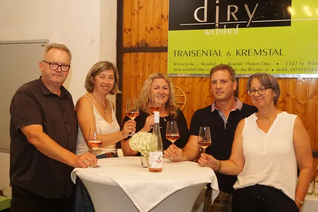 Freuten sich über die gelungene Premiere der DHZ-Weinkost (v. l.): DHZ-Obmann Johann „Johnny“ Schuster, Bürgermeisterin Daniela Engelhart, Barbara Engelhart, Winzer und Heurigenwirt Florian Diry sowie Christa Lehner. | Foto: Franz Higer