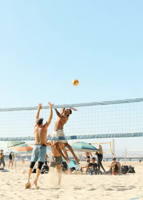Generell ist das gesamte Spiel kürzer - es werden pro Match zwei Sätze bis 21 Punkte gespielt. | Foto: unsplash / kevin turcios