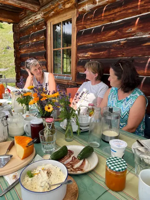 Beim Frühstück auf der Alm standen der Austausch und persönliche Einblicke in die Landwirtschaft im Mittelpunkt. | Foto: Privat