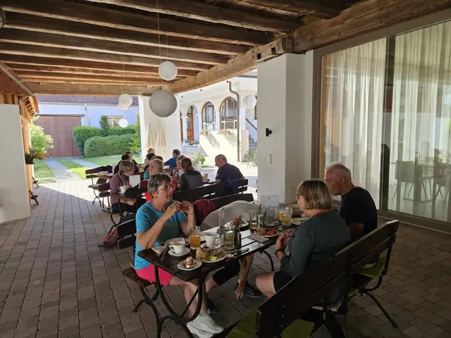 Der gelungene Start in den Tag wurde anschließend bei einem köstlichen Frühstück im „Zum Lenz“ gemeinsam gefeiert. | Foto: Gemeinde Langau