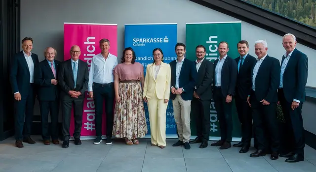 Präsidium mit BH Dr. Kurt Berek (3.v.r.) und den neuen Mitgliedern. 

 | Foto: Sparkasse/M. Höck