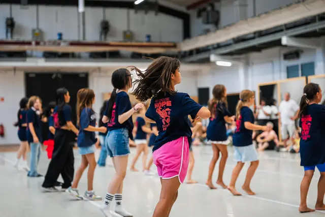 Am Ende führten die Tanzlaunigen die erprobten Choreographien Eltern, Freunden und Erziehungsberechtigten vor. | Foto: Cape 10/Creatives Attraact