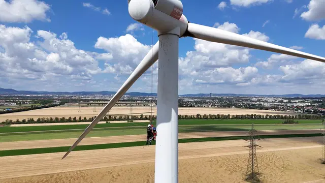 Für die Spezialistinnen und Spezialisten der Seiltechnik-Einsatz-Gruppe (STEG) der Berufsrettung ging es zuletzt auf ein Windrad in 99 Meter Höhe. | Foto: Thomas Topf