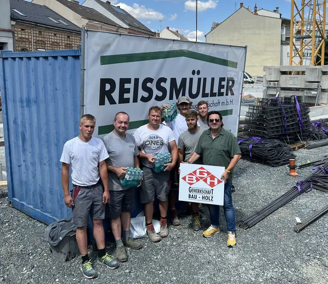 Auf einer Baustelle in Waidhofen: Rene Neuditschko, Klaus Bittermann, Franz Kirschenhofer, Fabian Wimmer, Leon Danzinger, Reinhold Bräuer und Andi Hitz (v.l.) | Foto: Gewerkschaft Bau Holz