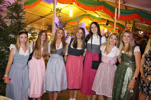 Fesche Dirndl in der "Dirndlbar". | Foto: Agnes Etzer