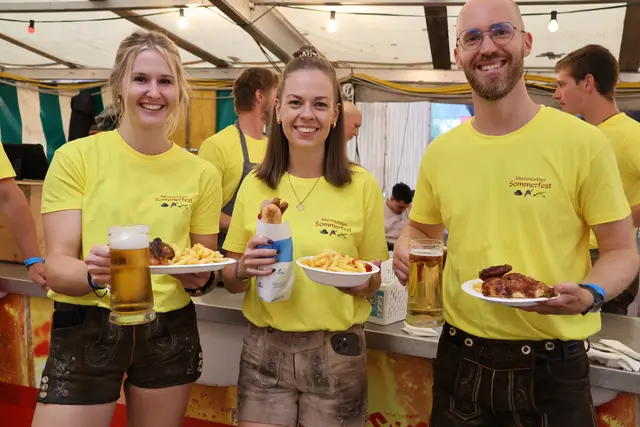 drei fleißige Helfer aus dem "Team Sommerfest" mit einer kulinarischen Stärkung. | Foto: Agnes Etzer