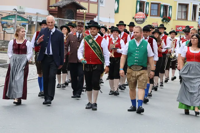 Einmarsch der Grenzlandmusik Halbenrain ins Festzelt mit Bürgermeister Josef Steger.  | Foto: Agnes Etzer