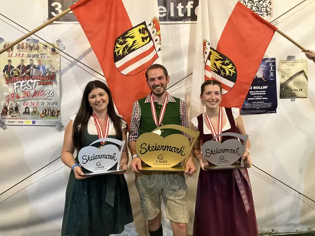 Die drei Pettenbacher Viktoria Lang, Franz Leitinger und Barbara Rapperstorfer (v.li.) glänzen mit Edelmetall. | Foto: Landjugend Pettenbach