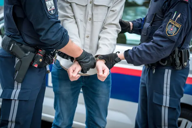 Nach einer Großfahndung konnte ein 41-Jähriger festgenommen werden. Er wollte wohl das Haus seines Nachbarn anzünden. (Symbolfoto) | Foto: Bernhard Knaus