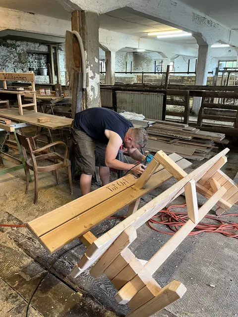 Die Holzbank, die verlost wird, ist noch in Arbeit.  | Foto: LJ Wieting