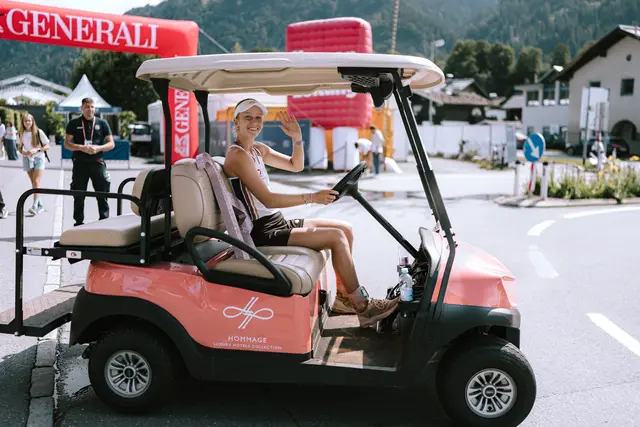 Wunsch erfüllt: Sinja Kraus kurvte mit dem Golfwagerl durchs Gelände. | Foto: Mia Knoll