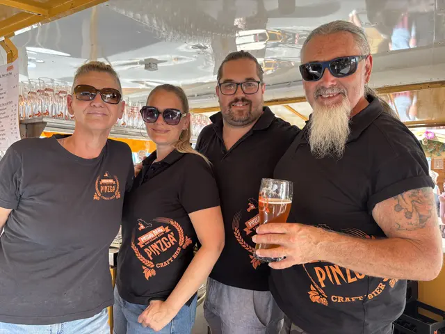 Team Pinzgau Bräu: Martina, Angi, Geri und "Staff". | Foto: Voithofer