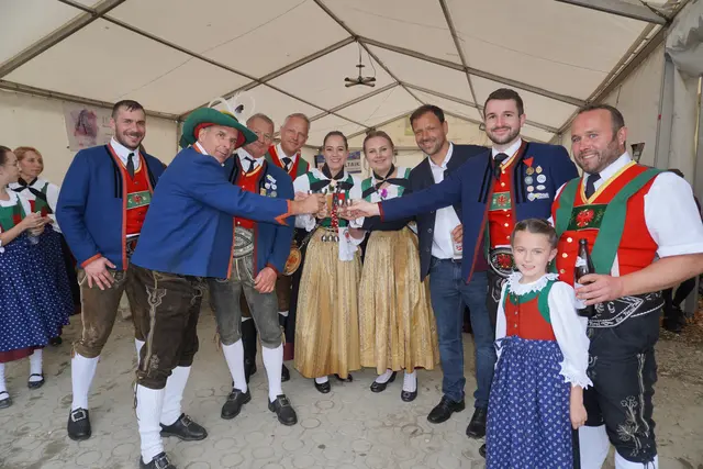Bei bester Stimmung wurde am Wochenende in Ellbögen ausgiebig gefeiert. Mittendrin in dieser Schützen- und Marketenderinnenrunde: Wipptals PV-Obmann Florian Riedl (4.v.r.) | Foto: Kainz