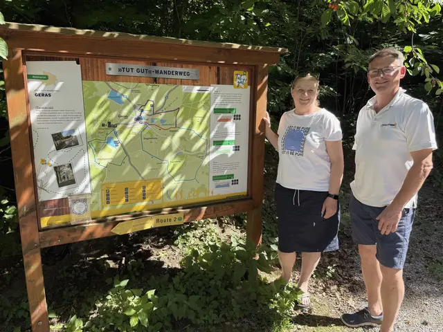 Beim Naturpark Geras starten drei schattigen Routen der „Tut gut!“-Wanderwege, die Abgeordneter Franz Linsbauer mit Bürgermeisterin Karin Gutmann besichtigte. | Foto: Herbert Gschweidl