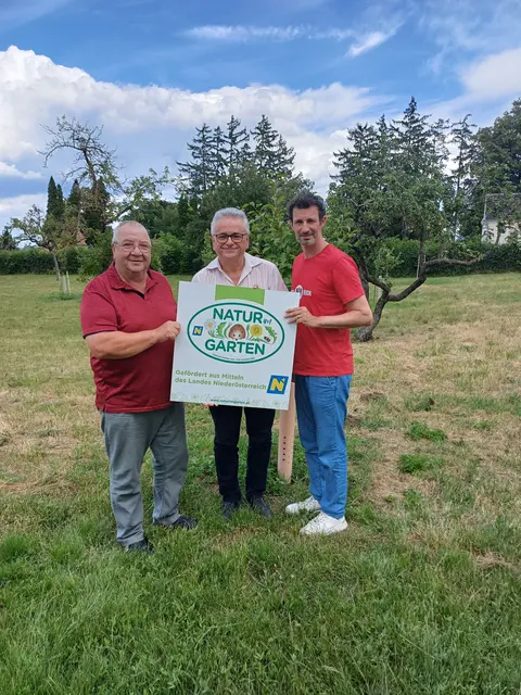 Manfred Berkovics (Obmann Verschönerungsverein Sierndorf), Bürgermeister Alfred Kridlo und Abgeordneter zum NÖ Landtag René Lobner bei der Auszeichnung.  | Foto: Natur im Garten
