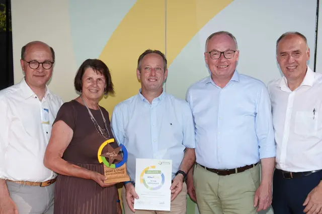 Dorfheld Peter HÖRZINGER (Mitte) mit Gemeindebund-Präsident Johannes Pressl, Obfrau der NÖ Dorferneuerung Maria Forstner, Landeshauptfrau-Stellvertreter Stephan Pernkopf, Grafenwörths Vizebürgermeister Reinhard Polsterer. | Foto: Dorf- Stadterneuerung
