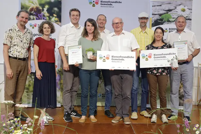 Von links: Georg Wiesinger, Renate Fußthaler, LR Stefan Kaineder, Sofia Mitmasser-Aschauer (Bienenbeauftragte Walding), Vize-Bgm. Johann Zauner, Bgm. Johann Plakolm, Norbert Rainer, Helga Habringer (Bienenbeauftragte Oberneukirchen), Bgm. Josef Rathgeb. | Foto: Land OÖ/Daniel Kauder
