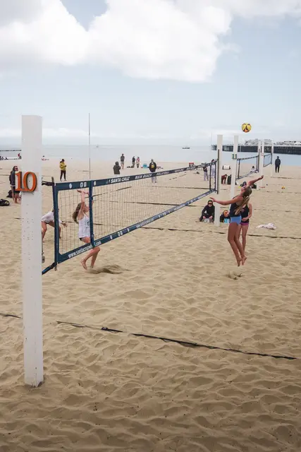 Das Feld ist beim Beachvolleyball etwas kleiner, als beim Hallenvolleyball und auch die Linien am Feld sind anders. | Foto: pexels / Clément Proust