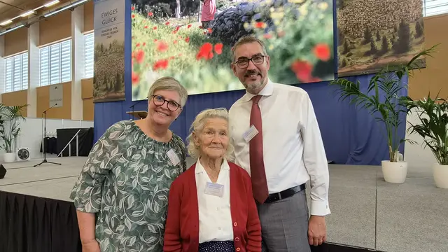 Das Ehepaar Anja und Hosea JACOB mit Maria Pfeffermann beim diesjährigen Sommerkongress von Jehovas Zeugen in Wels

Foto FMZ