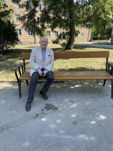 Werner Albeseder freut sich über die neue Parkbank.  | Foto: Neos