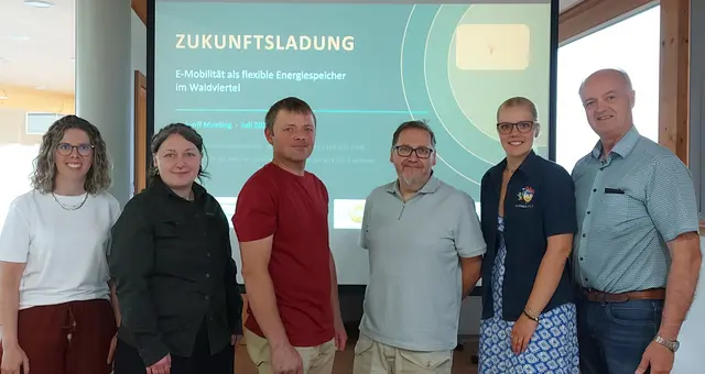 ARGE „Zukunftsladung" mit (v.l.) Verena Litschauer (KEM/KLAR Lainsitztal), Sandra Weber (Sonnenplatz Großschönau GmbH), Johannes Grübl (Pilot-Landwirt), Werner Wachter (TDW), Bianca Flicker (Sonnenwelt Großschönau) und Martin Bruckner (Sonnenplatz Großschönau GmbH) | Foto: Sonnenplatz Großschöna