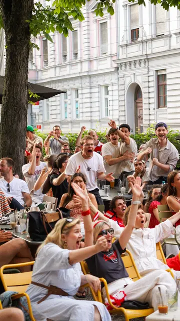 Euphorie beim Public Viewing im Schillerhof von Martin Auer
