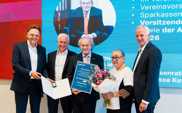 Nachfolge im Verein der Sparkasse Kufstein. Im Bild (v.l.) Vorstandsdirektor Otto Dialer, der neugewählte Vereinsvorsteher Dr. Peter Petzer, Ehrenpräsident Siegfried Günther mit Ehegattin Adelheid und Vorstandsdirektor Klaus Felderer.  | Foto: Sparkasse Kufstein/M. Höck